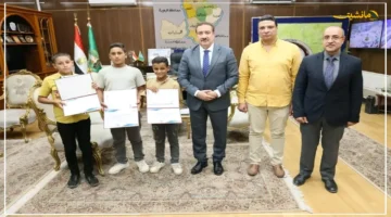 قدوة حقيقية.. محافظ المنوفية يكافئ 3 طلاب لأمانتهم الشديدة بعد إعادتهم مبلغًا ماليًا. 1